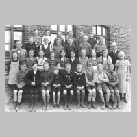 086-0006 1937 in der Schule Roddau Perkuiken. Die Klasse mit den Lehrern Gesewski und Willi Neubert.jpg